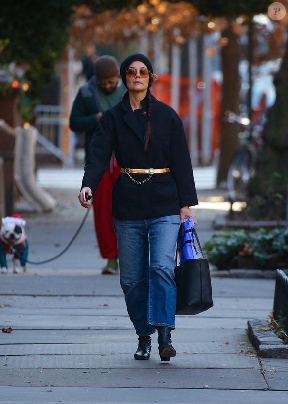 EXCLUSIF - New York, NY - Katie Holmes a été aperçue lors d'une promenade matinale le jour de son 46e anniversaire, dans une tenue décontractée et chic.