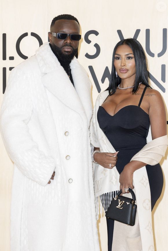 Cette nouvelle apparition intervient quelques mois après l’annonce du divorce de Gims et Demdem, la mère de ses quatre enfants.

Maître Gims - Photocall du Défilé de mode Louis Vuitton Collection Hommes Automne Hiver Printemps-Été dans le cadre de la Fashion Week de Paris, France, le 20 janvier 2026.
 
© Olivier Borde / Bestimage