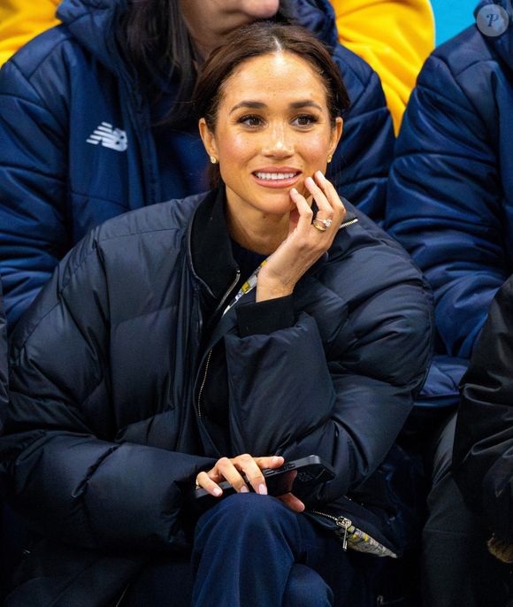 Puis d'ajouter : "Meghan est formidable et a adoré tous les plats. Elle se souvenait des piments de la dernière fois, et j'ai été totalement impressionné car elle savait que 'bhindi' est le mot hindi pour gombo".

Le prince Harry, duc de Sussex, et Meghan Markle, duchesse de Sussex, ont été aperçus au Hillcrest Recreation Centre au Canada, soutenant le curling en fauteuil roulant lors des Invictus Games Vancouver Whistler 2025, le 09 février 2025. ©Backgrid USA / Bestimage