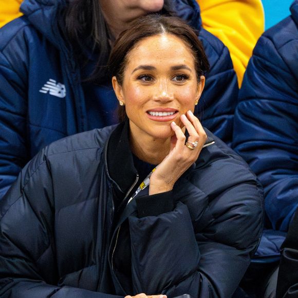 Puis d'ajouter : "Meghan est formidable et a adoré tous les plats. Elle se souvenait des piments de la dernière fois, et j'ai été totalement impressionné car elle savait que 'bhindi' est le mot hindi pour gombo".

Le prince Harry, duc de Sussex, et Meghan Markle, duchesse de Sussex, ont été aperçus au Hillcrest Recreation Centre au Canada, soutenant le curling en fauteuil roulant lors des Invictus Games Vancouver Whistler 2025, le 09 février 2025. ©Backgrid USA / Bestimage