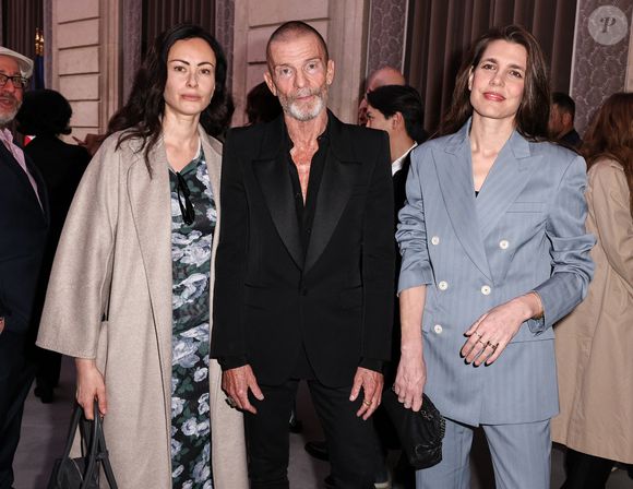 Une pluie de stars était présente pour célébrer la créatrice britannique :  Charlotte Casiraghi, Oprah Winfrey, Anna Wintour...

Camilla Fayed, Vivi Nevo, Charlotte Casiraghi - La créatrice S.McCartney est faite Chevalier de la Légion d'honneur par le président français E.Macron au palais de l'Elysée à Paris, le 5 mars 2026, lors de la Fashion Week à Paris. Cette distinction salue son parcours ainsi que son engagement dans l'univers de la création et de la mode.