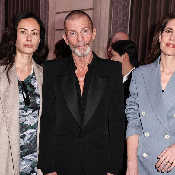 Une pluie de stars était présente pour célébrer la créatrice britannique :  Charlotte Casiraghi, Oprah Winfrey, Anna Wintour...

Camilla Fayed, Vivi Nevo, Charlotte Casiraghi - La créatrice S.McCartney est faite Chevalier de la Légion d'honneur par le président français E.Macron au palais de l'Elysée à Paris, le 5 mars 2026, lors de la Fashion Week à Paris. Cette distinction salue son parcours ainsi que son engagement dans l'univers de la création et de la mode.