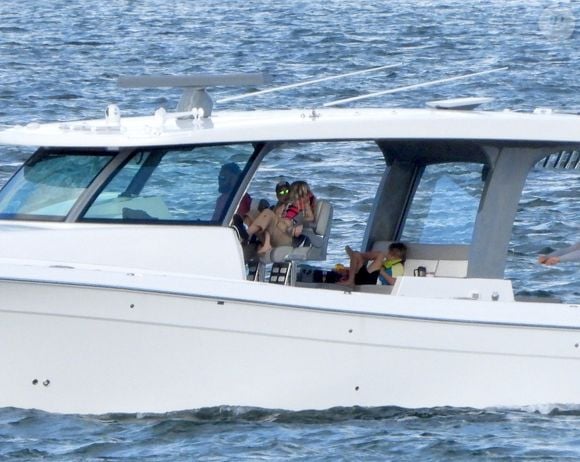 Anna Kournikova, enceinte, son compagnon Enrique Iglesias et leurs enfants, Lucy et Nicholas, 7 ans, et de leur petite sœur Mary, 5 ans, font une sortie en bateau à Miami, le 12 octobre 2025. 
©305SCHOCK / Bestimage