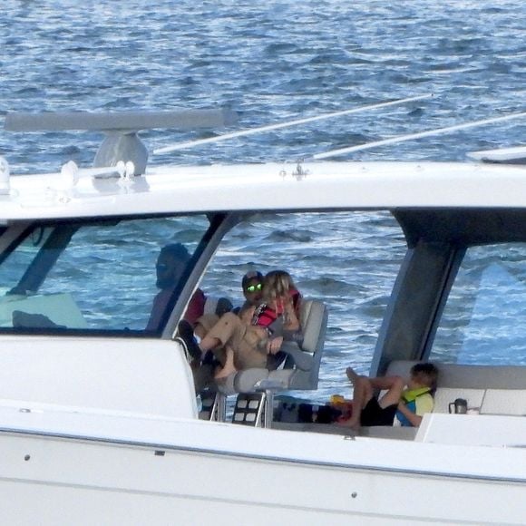Anna Kournikova, enceinte, son compagnon Enrique Iglesias et leurs enfants, Lucy et Nicholas, 7 ans, et de leur petite sœur Mary, 5 ans, font une sortie en bateau à Miami, le 12 octobre 2025. 
©305SCHOCK / Bestimage