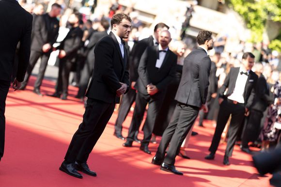 Antoine Dupont et  Iris Mittenaere - Antoine Dupont et Iris Mittenaere se retrouvent sur les marches  du film « Dossier 137 » lors du 78ème Festival International du Film de Cannes le 15 mai 2025.

© Jacovides / Moreau / Bestimage
