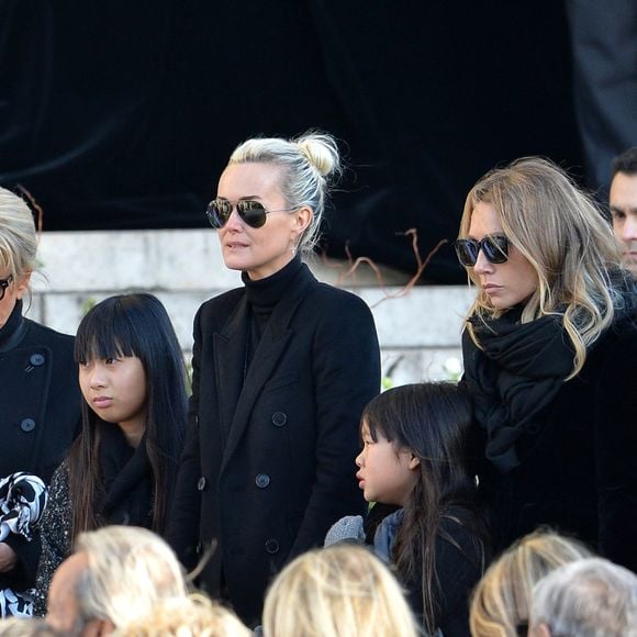 Brigitte Macron, Laeticia Hallyday et ses filles Joy et Jade, Laura Smet, David Hallyday - Arrivées des personnalités en l'église de La Madeleine pour les obsèques de Johnny Hallyday à Paris le 8 decembre 2017.
© Veeren/Bestimage