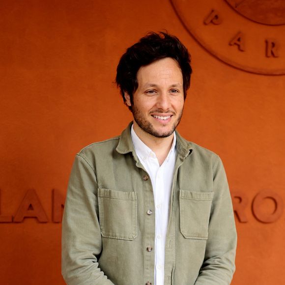 Le lieu de construction se situe dans une forêt privée, près d’une maison récemment acquise, à une heure de Paris.

Le chanteur Vianney au village lors des Internationaux de France de Tennis de Roland Garros 2025, à Paris, France, le 6 juin 2025. © Jacovides-Moreau/Bestimage