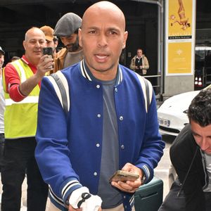 Eric Judor, Ramzy Bedia arrivant à l'aéroport de Nice après le 76e Festival de Cannes à Nice, France, le 17 mai 2023. Photo by Julien Reynaud/APS-Medias/ABACAPRESS.COM