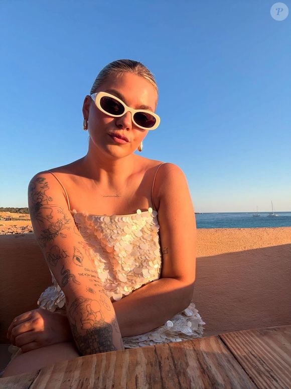 Louane en vacances à Ibiza avec un groupe d'amies et sans son futur mari Florian Rossi. 30 et 31 mai 2025
