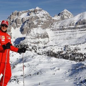 Plongée dans un lourd secret médical depuis son accident de ski à Méribel en décembre 2013, la légende de la Formule 1 continue de susciter de nombreuses interrogations.

Madonna di Campuglio (ITA) - 15/01/2006 - Michael Schumacher  © DPPI/Bestimage