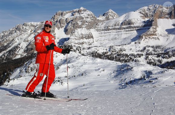 Plongée dans un lourd secret médical depuis son accident de ski à Méribel en décembre 2013, la légende de la Formule 1 continue de susciter de nombreuses interrogations.

Madonna di Campuglio (ITA) - 15/01/2006 - Michael Schumacher  © DPPI/Bestimage
