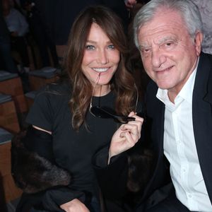 Carla Bruni et Sidney Toledano au Front Row du défilé Christian Dior Collection Femme Prêt-à-Porter Printemps/Eté 2026 lors de la Fashion Week de Paris (PFW), dans le Jardin des Tuileries, à Paris, France, le 1er octobre 2025. © Bertrand Rindoff/Bestimage