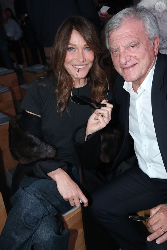 Carla Bruni et Sidney Toledano au Front Row du défilé Christian Dior Collection Femme Prêt-à-Porter Printemps/Eté 2026 lors de la Fashion Week de Paris (PFW), dans le Jardin des Tuileries, à Paris, France, le 1er octobre 2025. © Bertrand Rindoff/Bestimage
