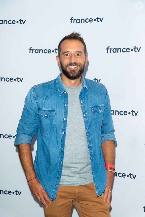 Ismael Khelifa lors du photocall dans le cadre de la conférence de presse de France Télévisions au Pavillon Gabriel à Paris, France, le 24 août 2021. Pierre Perusseau/Bestimage