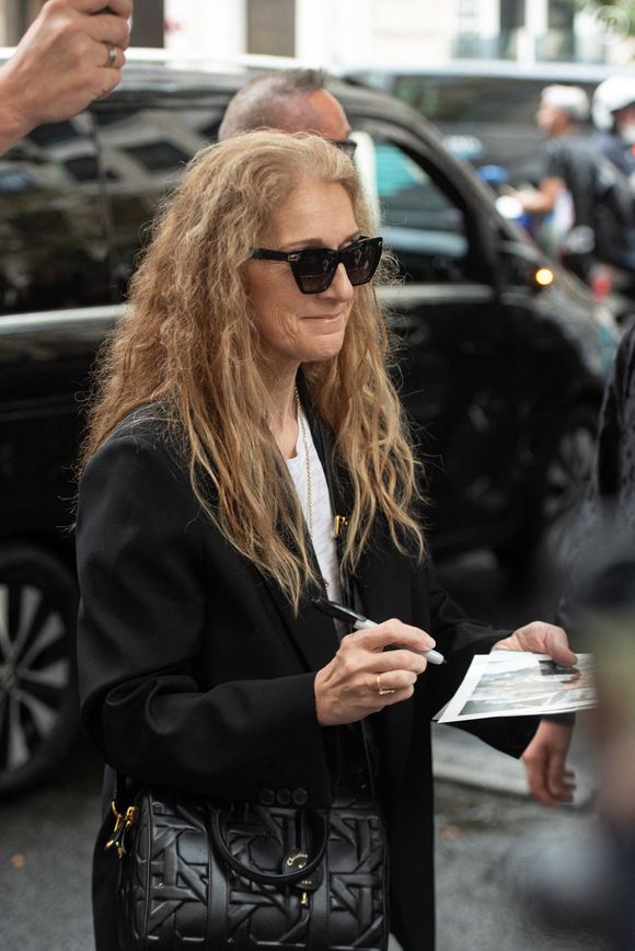 "Évitez les arnaques aux billets", écrit-elle…

Céline Dion quitte son hôtel, le Royal Monceau, en direction de l'aéroport au lendemain de la cérémonie d'ouverture des Jeux Olympiques, à Paris le 27 juillet 2024, Photo de Florian Poitout/Abacapress.com
