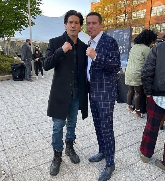C’est dans une grange que la tragédie s’est déroulée. Bobby J. Brown y tentait de faire démarrer une voiture avant que sa vie ne bascule et que les lieux ne prennent feu.  

Jon Bernthal et Bobby J. Brown © Instagram