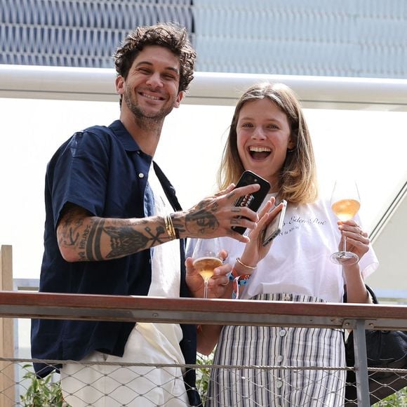Constance Jablonski et son mari Matthias Dandois au village des Internationaux de France de tennis de Roland Garros 2024 à Paris le 7 juin 2024.  © Jacovides-Moreau/Bestimage