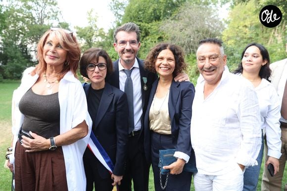 Exclusif - ⁠ ⁠Julie Pietri, Rachida Dati, ⁠Damien Nougarède, Véronique Bogdanoff, Dani Lary, Chaïma Razgallah (ex-compagne de Grichka Bogdanoff) - ⁠Damien Nougarède reçoit des mains de Rachida Dati les insignes de Chevalier dans l’ordre des Arts et Lettres, lors d’une cérémonie organisée dans la salle des mariages de la mairie du 7ème arrondissement à Paris le 15 juillet 2026. © Alain Guizard/Bestimage