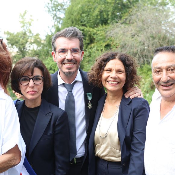 Exclusif - ⁠ ⁠Julie Pietri, Rachida Dati, ⁠Damien Nougarède, Véronique Bogdanoff, Dani Lary, Chaïma Razgallah (ex-compagne de Grichka Bogdanoff) - ⁠Damien Nougarède reçoit des mains de Rachida Dati les insignes de Chevalier dans l’ordre des Arts et Lettres, lors d’une cérémonie organisée dans la salle des mariages de la mairie du 7ème arrondissement à Paris le 15 juillet 2026. © Alain Guizard/Bestimage