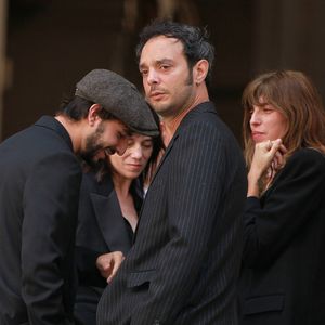 Ben Attal, Charlotte Gainsbourg, Roman de Kermadec (Fils de Kate Barry), Lou Doillon - Sorties des obsèques de Jane Birkin en l'église Saint-Roch à Paris. Le 24 juillet 2023
© Jonathan Rebboah / Panoramic / Bestimage