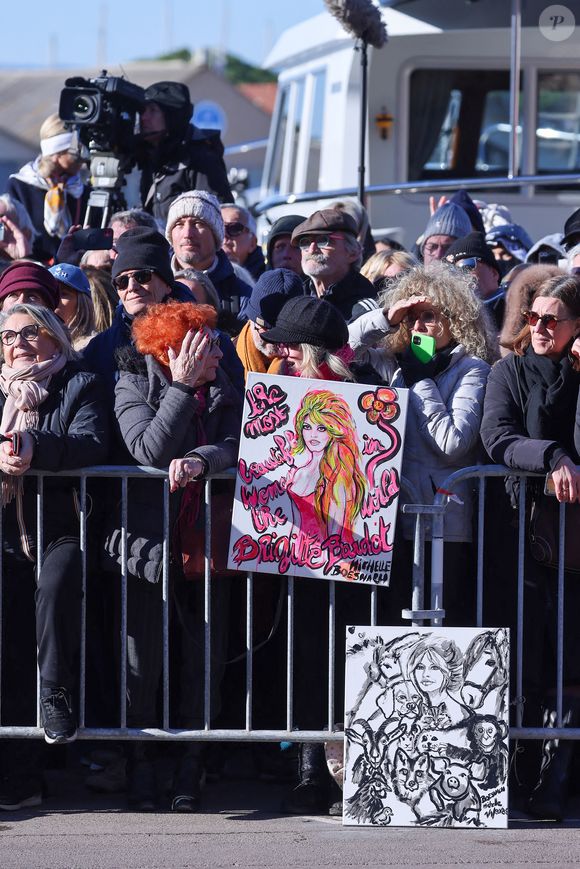 Ambiance - Arrivées aux obsèques de Brigitte Bardot en l'église Paroissiale Notre-Dame-de-l'Assomption de Saint-Tropez, France, le 7 janvier 2026.  Brigitte Bardot, figure emblématique du cinéma français et icône internationale, est décédée le 28 décembre 2025 à l'âge de 91 ans dans sa mythique propriété de La Madrague, à Saint-Tropez (France). Révélée au monde entier par son rôle dans "Et Dieu... créa la femme", elle avait contribué à faire de Saint-Tropez un lieu mondialement connu. L'actrice sera inhumée le 7 janvier 2026 au cimetière marin de Saint-Tropez, aux côtés de son père Louis Bardot (1896-1975) et de sa mère Anne-Marie Mucel (1912-1978). Une cérémonie religieuse se tiendra auparavant dans l'église de Saint-Tropez, où proches, personnalités et anonymes pourront lui rendre un dernier hommage. © Jacovides-Moreau/Bestimage