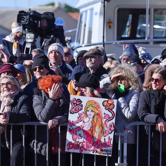Ambiance - Arrivées aux obsèques de Brigitte Bardot en l'église Paroissiale Notre-Dame-de-l'Assomption de Saint-Tropez, France, le 7 janvier 2026.  Brigitte Bardot, figure emblématique du cinéma français et icône internationale, est décédée le 28 décembre 2025 à l'âge de 91 ans dans sa mythique propriété de La Madrague, à Saint-Tropez (France). Révélée au monde entier par son rôle dans "Et Dieu... créa la femme", elle avait contribué à faire de Saint-Tropez un lieu mondialement connu. L'actrice sera inhumée le 7 janvier 2026 au cimetière marin de Saint-Tropez, aux côtés de son père Louis Bardot (1896-1975) et de sa mère Anne-Marie Mucel (1912-1978). Une cérémonie religieuse se tiendra auparavant dans l'église de Saint-Tropez, où proches, personnalités et anonymes pourront lui rendre un dernier hommage. © Jacovides-Moreau/Bestimage