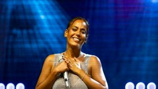 "Il n'y en avait que deux en France" : Amel Bent revient sur ce métier qu'elle aurait aimé exercer