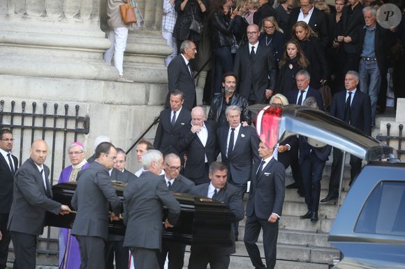 Pascal Desprez et Alain Delon - Sorties des obsèques de Mireille Darc en l'église Saint-Sulpice à Paris. Le 1er septembre 2017
Bestimage