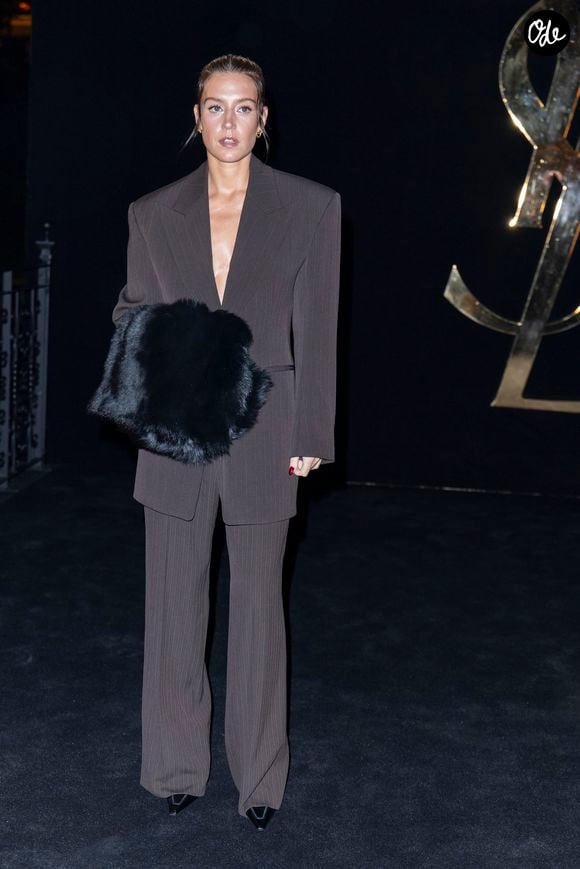 Le créateur avait imaginé un spectaculaire décor doré face à la tour Eiffel.

Adèle Exarchopoulos - Photocall du défilé Saint Laurent Collection Femme Prêt-à-Porter Printemps/Eté 2027 lors de la Fashion Week de Paris (PFW) à la Fontaine du Trocadéro, à Paris, France, le 29 septembre 2026. © Olivier Borde/Bestimage