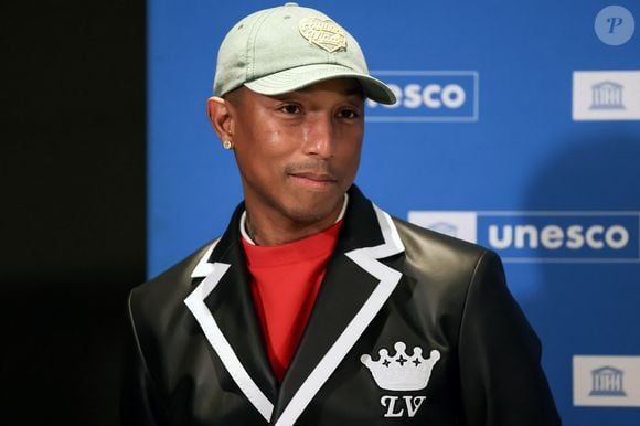 Le rappeur, producteur et créateur de mode américain Pharrell Williams reçoit un diplôme de la directrice générale de l'UNESCO A.Azoulay en tant qu'Ambassadeur de bonne volonté de l'UNESCO pour les arts, l'éducation et l'entreprenariat, au siège de l'UNESCO, à Paris, le 17 décembre 2024. 
© Stéphane Lemouton / Bestimage