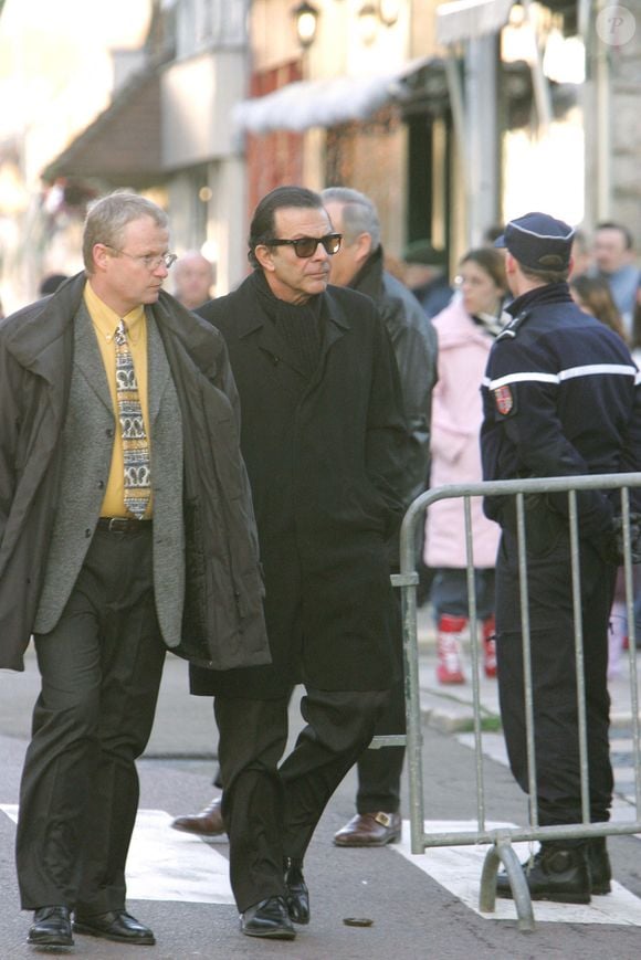 L'acteur français Roland Giraud assiste aux funérailles de Katia Lherbier à Villeneuve-sur-Yonne, France, le 18 décembre 2004. Les corps de l'actrice française Géraldine Giraud, 36 ans, fille de Roland Giraud, et de Katia Lherbier, 32 ans, ont été retrouvés jeudi soir dans un puits. Photo par Mousse/ABACA.
