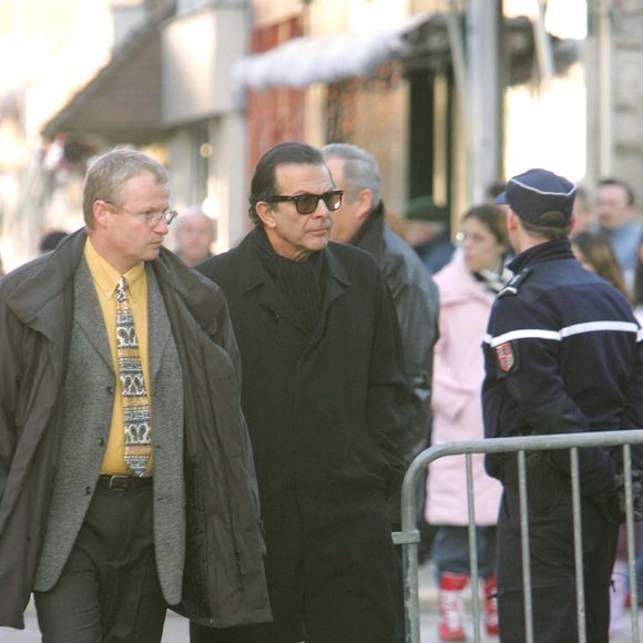 L'acteur français Roland Giraud assiste aux funérailles de Katia Lherbier à Villeneuve-sur-Yonne, France, le 18 décembre 2004. Les corps de l'actrice française Géraldine Giraud, 36 ans, fille de Roland Giraud, et de Katia Lherbier, 32 ans, ont été retrouvés jeudi soir dans un puits. Photo par Mousse/ABACA.