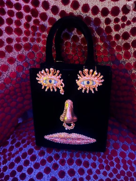 En légende, elle a glissé avec humour : "Schiaparelli est le plus parfait des +1", transformant l’accessoire en véritable compagnon de soirée. 

Jazmin Grimaldi a posté sur son compte Instagram le 22 août 2025.