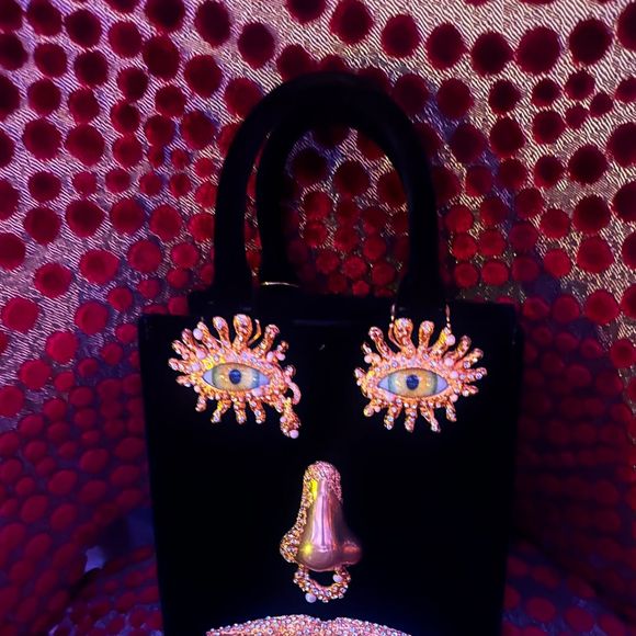 En légende, elle a glissé avec humour : "Schiaparelli est le plus parfait des +1", transformant l’accessoire en véritable compagnon de soirée. 

Jazmin Grimaldi a posté sur son compte Instagram le 22 août 2025.