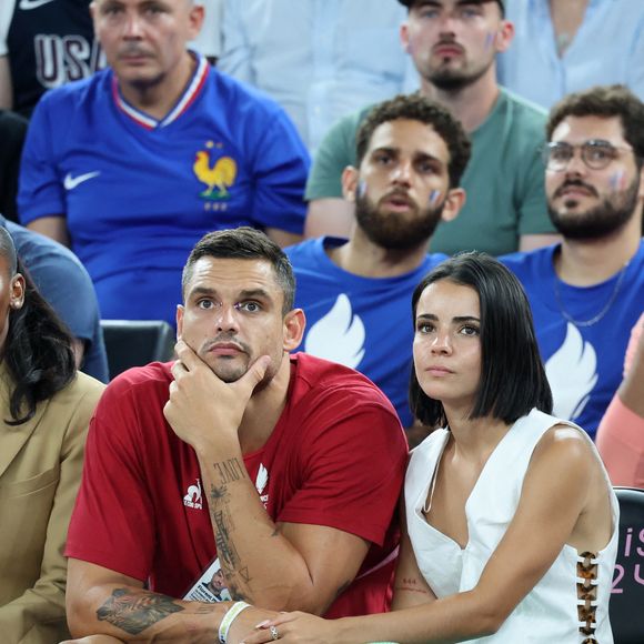 Florent Manaudou et sa compagne Lola Duménil - Les célébrités assistent à la victoire de l'équipe de France de basket face au Canada (82-73) lors des Jeux Olympiques de Paris2024, le 6 août 2024. © Jacovides-Perusseau / Bestimage
