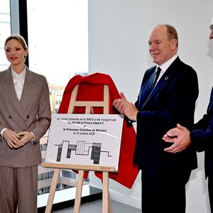 Le prince Albert II de Monaco et la princesse Charlene ont visité en compagnie de M. Thomas Bataglione, l'administrateur et directeur général de la SMEG, le nouveau siège social de la société, installé dans le quartier de Fontvieille à Monaco, le 15 octobre 2025. © Bruno Bebert / Bestimage