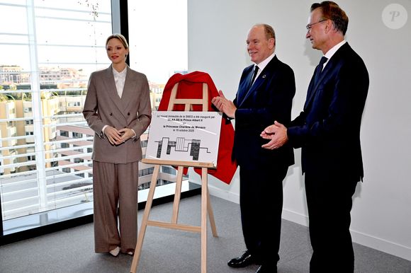 Le prince Albert II de Monaco et la princesse Charlene ont visité en compagnie de M. Thomas Bataglione, l'administrateur et directeur général de la SMEG, le nouveau siège social de la société, installé dans le quartier de Fontvieille à Monaco, le 15 octobre 2025. © Bruno Bebert / Bestimage