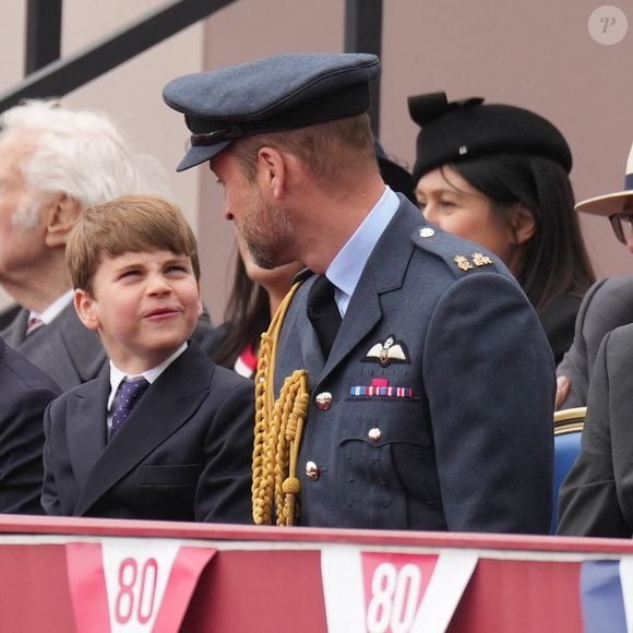 Le petit garçon en ramène très souvent à ses parents.

Le prince Louis de Galles, Le prince William, prince de Galles - La famille royale britannique assiste aux célébrations du 80ème anniversaire de la fin de la Seconde guerre mondiale (VE Day) à Londres, le 5 mai 2025. Photo par Julien Burton / Bestimage