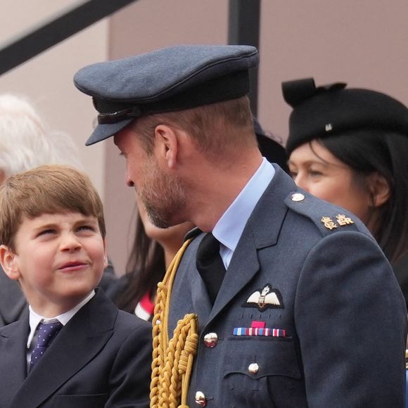 Le petit garçon en ramène très souvent à ses parents.

Le prince Louis de Galles, Le prince William, prince de Galles - La famille royale britannique assiste aux célébrations du 80ème anniversaire de la fin de la Seconde guerre mondiale (VE Day) à Londres, le 5 mai 2025. Photo par Julien Burton / Bestimage