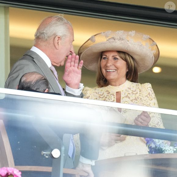 Le roi Charles III d'Angleterre et Carole Middleton - Les royautés assistent à la course hippique Royal Ascot (Jour 2), le 18 juin 2025. © Julien Burton/Bestimage