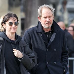 Christopher Thompson fête son 59e anniversaire ce mercredi 13 août 2025.

Géraldine Pailhas et son mari Christopher Thompson aux arrivées des obsèques d'Emilie Dequenne au cimetière Père Lachaise à Paris, France, le 26 mars 2025.

© Cyril Moreau/Bestimage