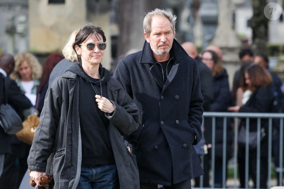 Christopher Thompson fête son 59e anniversaire ce mercredi 13 août 2025.

Géraldine Pailhas et son mari Christopher Thompson aux arrivées des obsèques d'Emilie Dequenne au cimetière Père Lachaise à Paris, France, le 26 mars 2025.

© Cyril Moreau/Bestimage