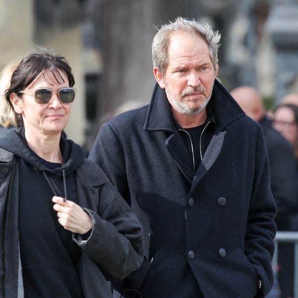 Christopher Thompson fête son 59e anniversaire ce mercredi 13 août 2025.

Géraldine Pailhas et son mari Christopher Thompson aux arrivées des obsèques d'Emilie Dequenne au cimetière Père Lachaise à Paris, France, le 26 mars 2025.

© Cyril Moreau/Bestimage