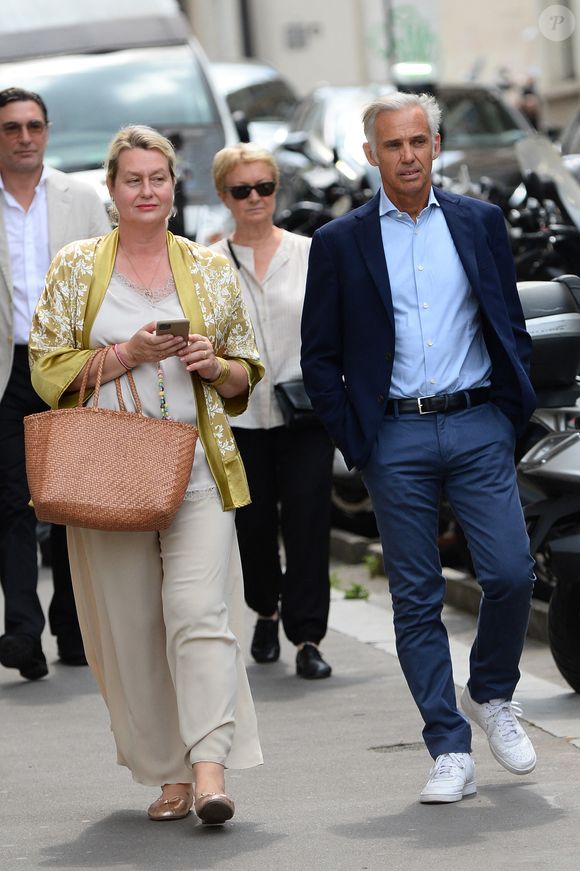 Paul Belmondo et Luana - Mariage de Claude Lelouch à la mairie du 18ème à Paris. Le 17 juin 2023 Agence / Bestimage