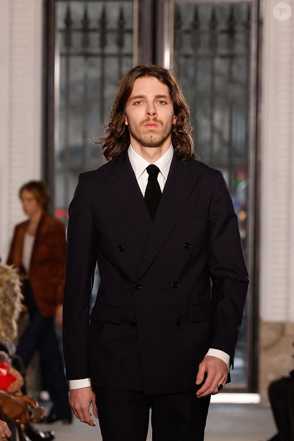 Marlowe Jack Tiger Mitchell, le fils de Lou Doillon, défile pour Fursac Mode Masculine prêt-à-porter Automne/Hiver 2025-2026 lors de la fashion week à Paris le 24 janvier 2025.