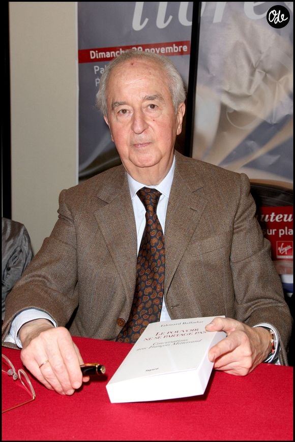 lui permettant de profiter du quartier calme et chic.

Archive - Edouard Balladur à la fête du livre du Figaro à Paris en 2009
© Guillaume Gaffiot/Bestimage