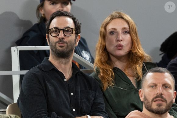 Ce dernier est bien connu des amateurs de musique puisqu'il crée certaines bandes originales de films ou de séries et qu'il a créé aussi des émissions musicales. 
Sarah Stern et son compagnon Sébastien Lipszyc dans les tribunes lors des Internationaux de France de Tennis de Roland Garros 2025, à Paris, France, le 27 mai 2025. © Jacovides-Moreau/Bestimage