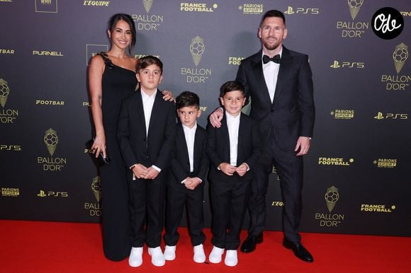 Depuis les ex-amis d'enfance sont devenus parents de trois garçons et se sont mariés en 2017. Toute la famille vit désormais à Miami, en Floride. 

Antonela Roccuzzo et Lionel Messi avec leurs fils Thiago Messi, Mateo Messi Roccuzzo et Ciro Messi Roccuzzo, à leur arrivée à la cérémonie du Ballon d'Or 2023 au théâtre du Châtelet, le 30 octobre 2023 à Paris, en France. Photo de Jérôme Dominé/Abaca