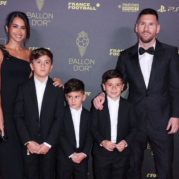 Depuis les ex-amis d'enfance sont devenus parents de trois garçons et se sont mariés en 2017. Toute la famille vit désormais à Miami, en Floride. 

Antonela Roccuzzo et Lionel Messi avec leurs fils Thiago Messi, Mateo Messi Roccuzzo et Ciro Messi Roccuzzo, à leur arrivée à la cérémonie du Ballon d'Or 2023 au théâtre du Châtelet, le 30 octobre 2023 à Paris, en France. Photo de Jérôme Dominé/Abaca