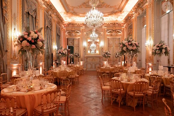 Âgée de 19 ans, elle est la filleule de Juan Carlos d'Espagne et une descendante de la reine Victoria. 

Exclusif - Illustration  - Défilé au Bal 2025 des débutantes à l’hôtel Shangri-La Paris le 29 novembre 2025. Le Bal / Moreau / Borde / Bestimage